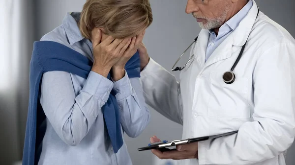 Médico Anciano Reconfortante Llorando Dama Malas Noticias Sobre Cáncer Enfermedad —  Fotos de Stock