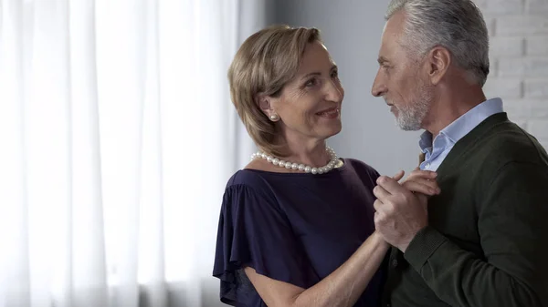 Viejo Marido Mujer Bailando Tiernamente Mirándose Feliz Matrimonio —  Fotos de Stock