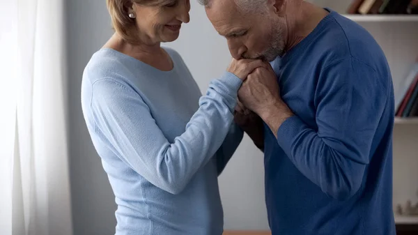 Starszy Mężczyzna Trzymając Całując Ręce Womans Pani Flirty Atrakcją Dniu — Zdjęcie stockowe