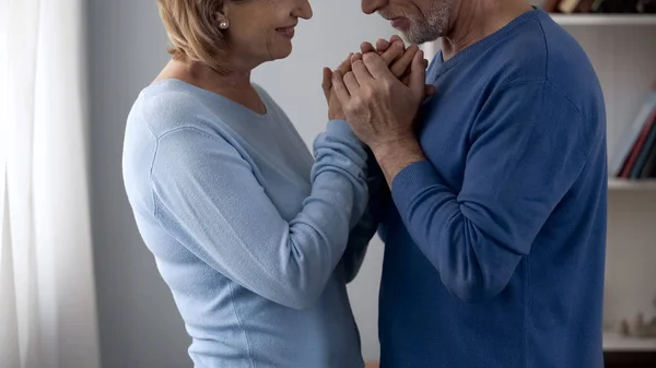 退休夫妇牵手 用爱和感激的目光看着对方 — 图库照片