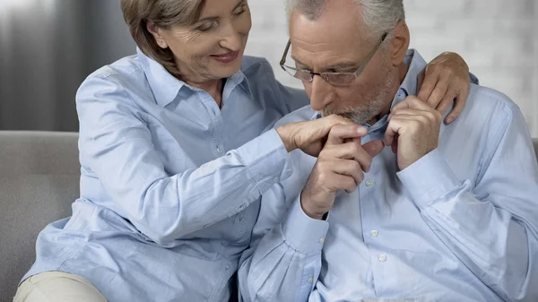 Hombre Anciano Besando Mano Mujer Pareja Sentada Sofá Juntos Relaciones —  Fotos de Stock