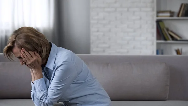 Disturbed Senior Lady Sitting Sofa Crying Bad News Suffering Headache — Stock Photo, Image