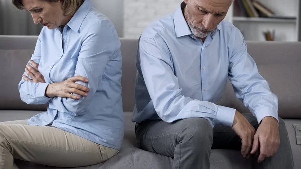 Senior Couple Sitting Couch Overwhelmed Bad News Feeling Depressed — Stock Photo, Image