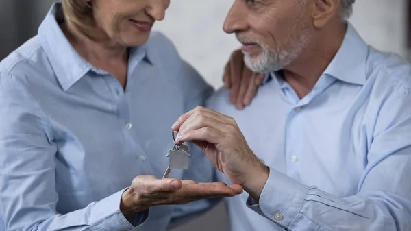 Ζευγάρι Ευτυχισμένο Γήρανσης Κρατώντας Κλειδιά Του Σπιτιού Όνειρα Επενδύσεις Στην — Φωτογραφία Αρχείου