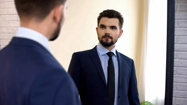 Jonge Vertrouwen Man Een Formalwear Kijken Spiegel Reflectie Motivatie — Stockfoto