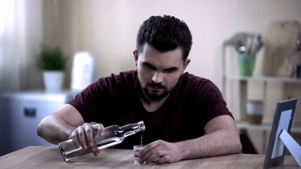 Jonge Man Drinken Van Wodka Eenzaamheid Lijden Echtscheiding Depressie — Stockfoto