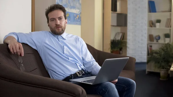 Escritor Freelance Sentado Com Laptop Casa Pensando Questões Trabalho — Fotografia de Stock