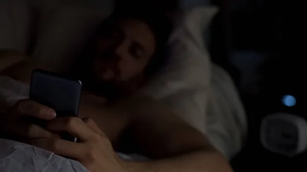 Homme Insomniaque Couché Lit Bavardant Sur Smartphone Dépendance Aux Gadgets — Photo