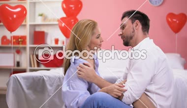 Tutkulu adam şefkatle romantik bir gece sonra güzel aşk ilişkileri Bayan öpüşme