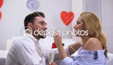 Çift ön sevişme, çikolata yeme ve sahip vaktinizi şampanya içme