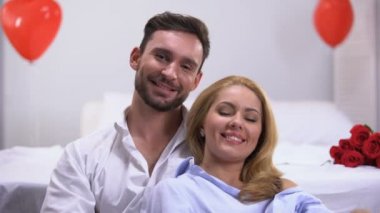 Kameraya bakarak ve kalp el, yapım mutlu çift gülümseyen portre