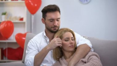Koca kucaklama uykulu karı ve okşayarak saç, hassasiyet çift, aşk