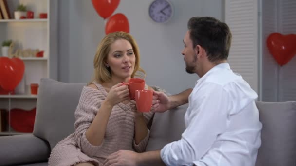 Pareja Sofá Teniendo Buena Conversación Beber Café Juntos — Vídeo de stock