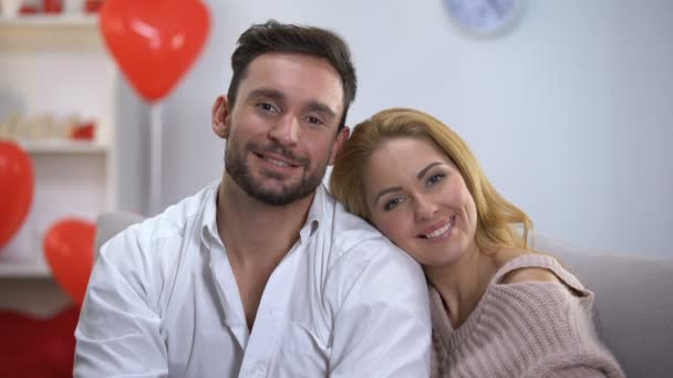 Dia Dos Namorados Preparação Casal Sorrindo Mostrando Para Câmera Coração — Vídeo de Stock