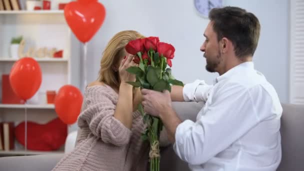 Hombre Dando Bastante Sorprendido Dama Manojo Rosas Rojas Celebrando Día — Vídeo de stock