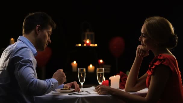 ハンサムな男がきれいな女性 レストランでロマンティックなディナーを持っているカップルを給餌 — ストック動画