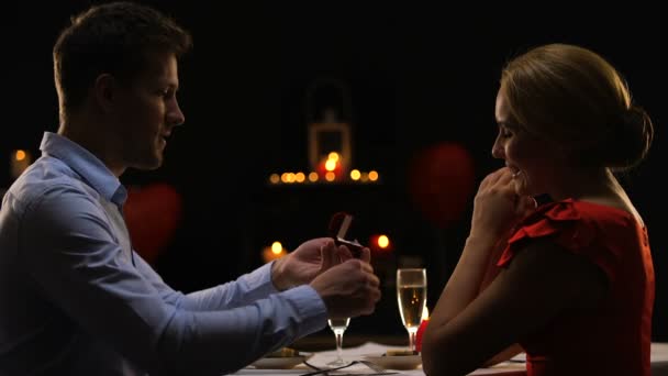 Homem Propondo Amada Senhora Colocando Anel Precioso Dedo Jantar Romântico — Vídeo de Stock