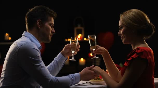 Doux Couple Passionné Sur Rendez Vous Romantique Boire Champagne Des — Video