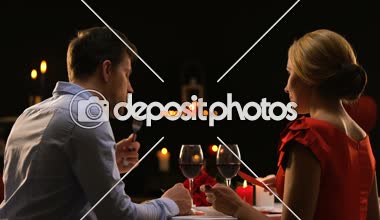 Erkek ve Bayan kırmızı şarap tatma restoranda akşam yemeği çift tanışma randevusu