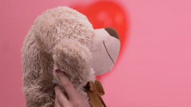 Mutlu kadın oyuncak ayı, sarılma ile hassasiyet sevgili erkek hakkında düşünme