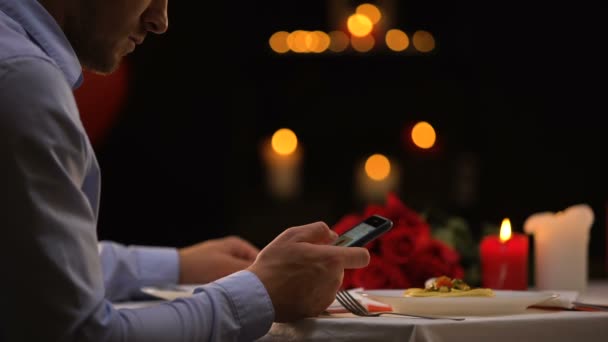 Hombre Esperando Dama Para Fecha Restaurante Desplazándose Teléfono Inteligente Tiempo — Vídeos de Stock