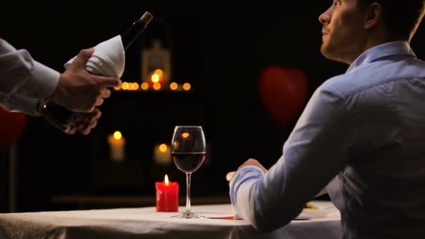 Serveur Apportant Beau Client Masculin Vin Rouge Haute Qualité Dîner — Video