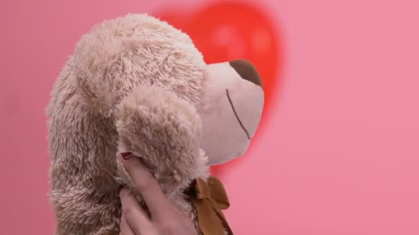 快乐的女人拥抱泰迪熊 温柔地思考心爱的男朋友 — 图库视频影像