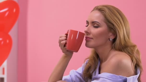 Mujer Disfrutando Del Café Cama Mañana San Valentín Satisfecho Con — Vídeo de stock