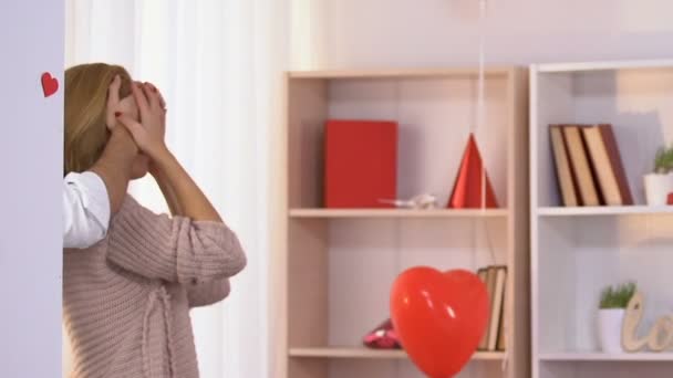 Mann Überrascht Freundin Valentinstag Mit Hübsch Dekoriertem Zimmer — Stockvideo