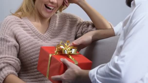 Σύζυγος Δίνει Δώρο Τρυφερός Σύζυγος Έκπληξη Στην Επέτειο Του Ευτυχισμένου — Αρχείο Βίντεο