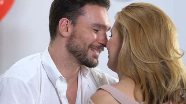 Bonito Homem Acariciando Sua Amada Mulher Beijando Ombro Afeto Romance — Vídeo de Stock
