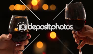 Yakın çekim erkek ve dişi eller tungur gözlük şarap, fest kutlama ile