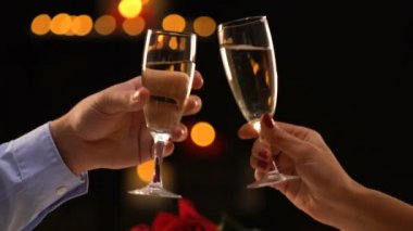 Kadın ve erkek Gözlük şampanya, romantik tarih, fest kutlama ile sorun