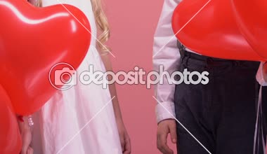 Sevimli küçük çift balonlu el ele, çocuk romantik tarih, tr