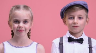 Kağıt Kalpler, gözleriyle kapanış çocuklar eğleniyor birlikte Sevgililer günü