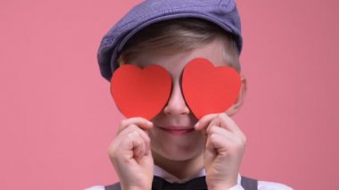 Kağıt Kalpler, gözleriyle kapanış okullu çocuk Sevgililer tatilde eğlenmek