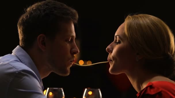 Attraktives Paar Verbringt Romantischen Abend Restaurant Und Macht Spaghetti Kuss — Stockvideo