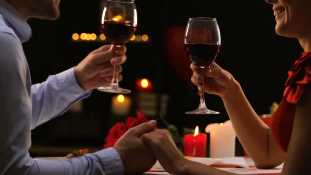 Verliebte Pärchen Plaudern Bei Rotwein Gemütlichem Valentinstag — Stockvideo