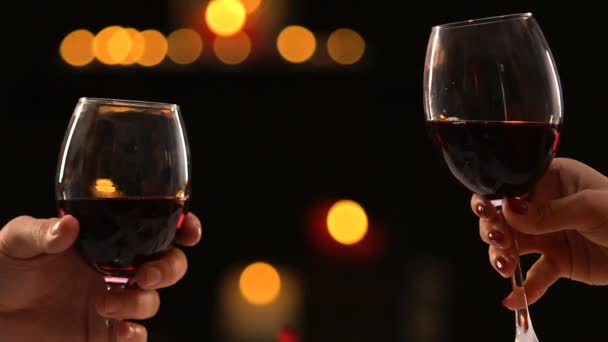クローズ アップ男女手ワイン 祭祭典と素晴らしく眼鏡 — ストック動画