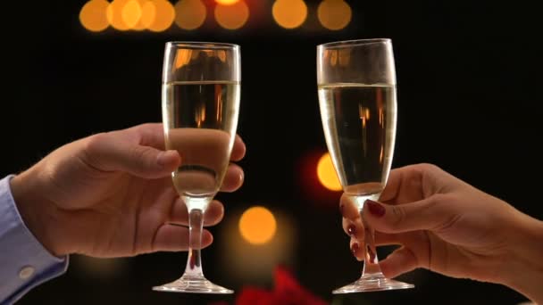 Coppia Che Festeggia Anno Nuovo Che Tiene Occhiali Con Champagne — Video Stock