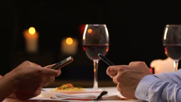 一对坐在餐厅滚动智能手机 忽略真正的沟通 — 图库视频影像