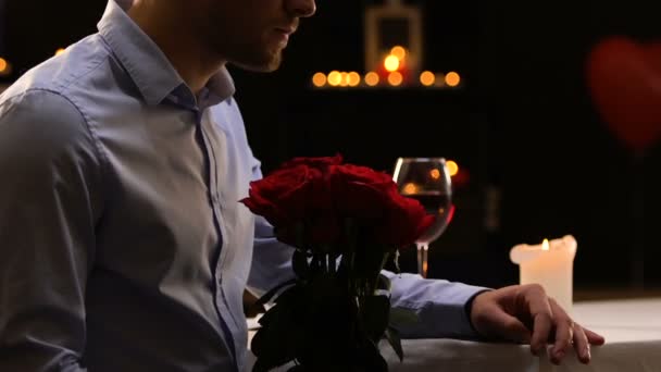 Homme Déçu Soufflant Des Bougies Mettant Bouquet Sur Table Quittant — Video