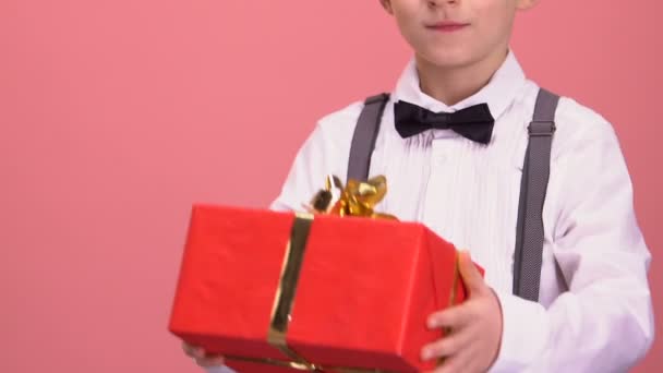 Niño Traje Mostrando Caja Regalo Cámara Celebración Felicitaciones Vacaciones — Vídeos de Stock