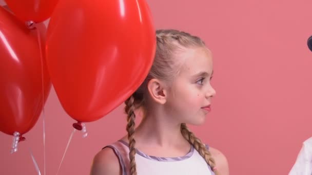Chłopiec Dziewczynka Gospodarstwa Balony Podziwia Nawzajem Miłość Pierwszego Wejrzenia — Wideo stockowe