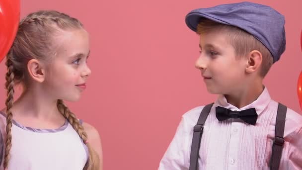 Dívčí Dvojici Balonky Sebe Dívali Láskou Úsměvem Fotoaparátu — Stock video