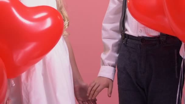 ロマンチックな日付は 上の子供の手を握っている風船でかわいい小さなカップルが大好き — ストック動画