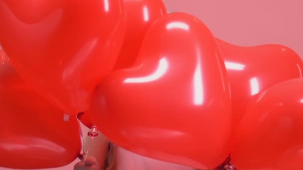 Mooi Meisje Verschijnen Achter Rode Ballonnen Valentijnsdag Verrassing — Stockvideo