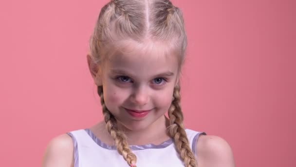 Utangaç Küçük Kız Kırmızı Yanakları Gülümseyen Kamera Ilk Romantik Duygular — Stok video