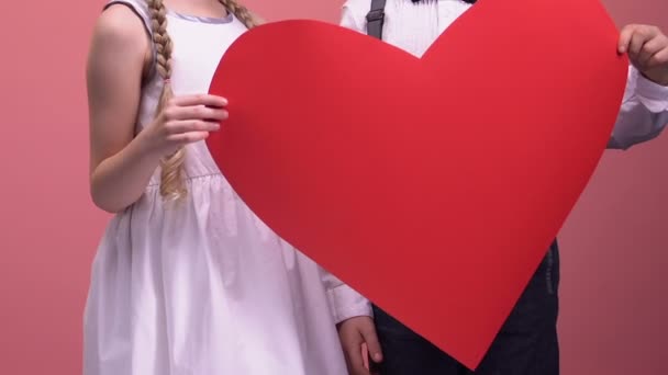 Barnen Håller Stort Rött Hjärta Och Leende Lycklig Barndom Kärlek — Stockvideo