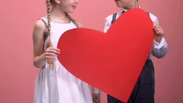 Niños Pareja Sosteniendo Gran Corazón Abrazos Cita Romántica Día San — Vídeo de stock